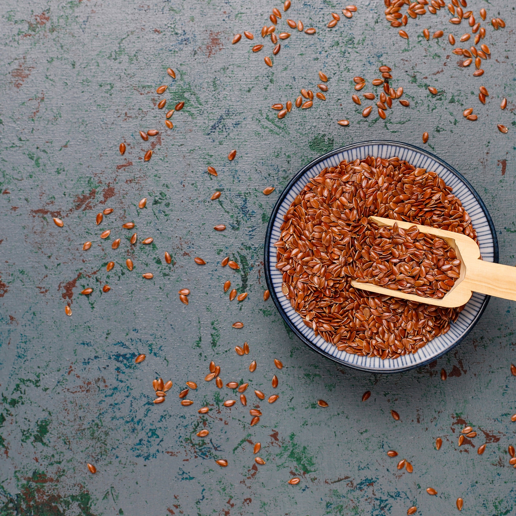 flaxseeds in a bowl 